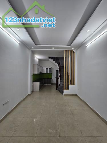 Bán nhà Kim Giang, Ngõ thông, 30m2, 5 tầng, Chỉ 6,x tỷ
