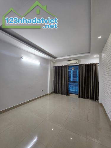Bán nhà Kim Giang, Ngõ thông, 30m2, 5 tầng, Chỉ 6,x tỷ - 1