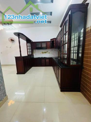 CHO THUÊ NHÀ GẦN CHỢ 26.P.TÂN PHONG DT200m2, 1PN, SÂN XE 7 CHỖ - 2