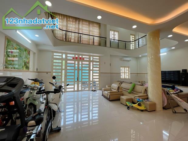 BIỆT THỰ 3 TẦNG, ĐẸP, 230M2, NGANG 10M - ĐƯỜNG 16M - NGAY LŨY BÁN BÍCH - TÂN PHÚ CHỈ 36 TỶ - 3