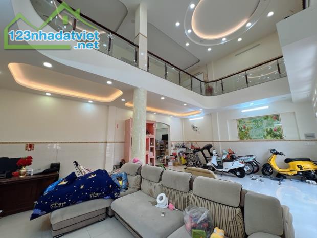 BIỆT THỰ 3 TẦNG, ĐẸP, 230M2, NGANG 10M - ĐƯỜNG 16M - NGAY LŨY BÁN BÍCH - TÂN PHÚ CHỈ 36 TỶ - 2