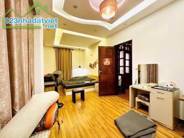 HIẾM! Bán nhà đẹp phố THÁI THỊNH-ĐỐNG ĐA, Dt 98m2, Mt 8m, Giá 13.2 Tỷ, Ô Tô Đỗ Cửa - 1