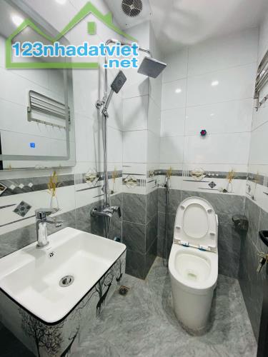 Bán nhà Cảm Hội, Hai Bà Trưng 43m x 4PN, ô tô đỗ gần, tiện ích, dân trí, giá 9.2 tỷ. LH: