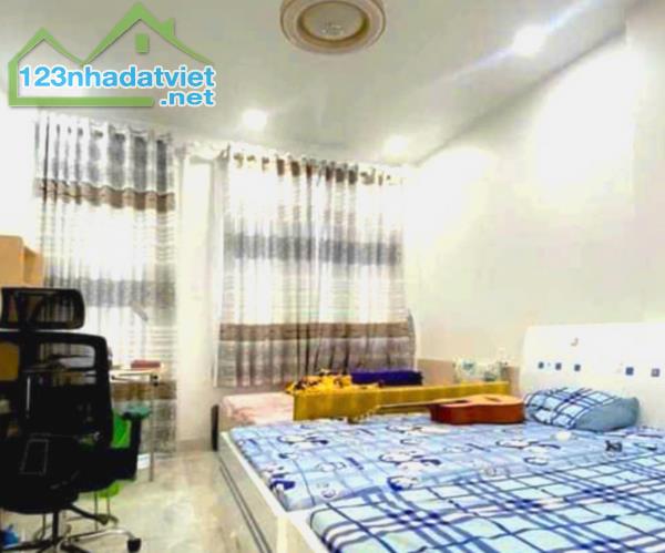 Nhà bán kế chợ Tân Bình, Sát mặt tiền Lạc Long Quân, 50m2, hẻm 5m thông, chỉ 4,3 Tỷ TL