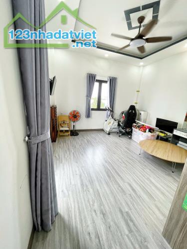 bán nhà dưới 8 tỷ nhà bè huỳnh tấn phát. dt: 4 x 18,6m, 3 lầu góc 2 mặt tiền hẻm xe hơi 6m - 4