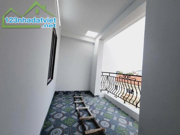 Bán nhà Di Trạch, diện tích 30m2, 5 tầng, oto 4 chỗ đỗ cửa, ngõ thông thoáng, giá 3.x tỷ - 3