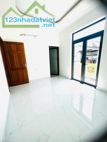 Bán nhà khu dân cư bình chuẩn, Tp, Thuận An, 100m2, nhà 3 tầng, giá chỉ 3,3 tỷ - 2