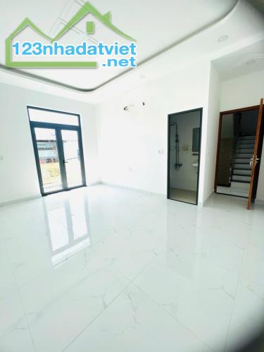 Bán nhà khu dân cư bình chuẩn, Tp, Thuận An, 100m2, nhà 3 tầng, giá chỉ 3,3 tỷ - 3