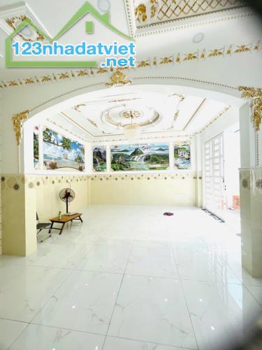 Bán nhà khu dân cư bình chuẩn, Tp, Thuận An, 100m2, nhà 3 tầng, giá chỉ 3,3 tỷ - 4