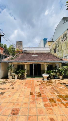 Gấp bán nhà Quận 1, đất 242m2 chỉ 70 tỷ, gần sát Mặt tiền Lê Thị Riêng.