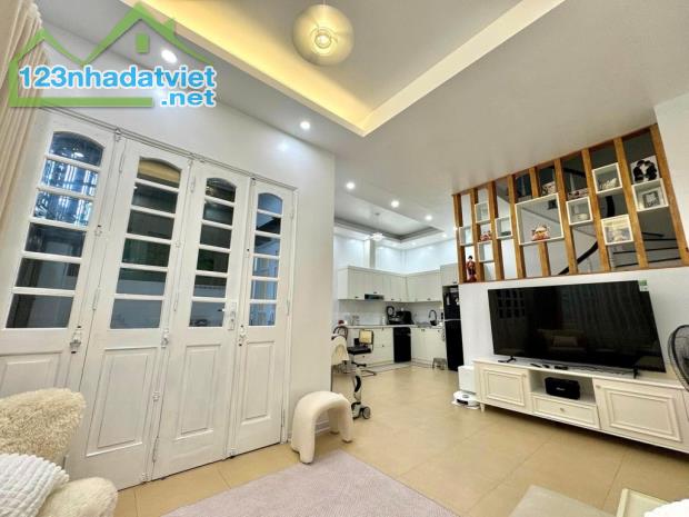 Bán nhà Mỹ Đình 45m² 5tầng .Full Nội thất . 6 tỷ (0876196866) chốt nhanh..