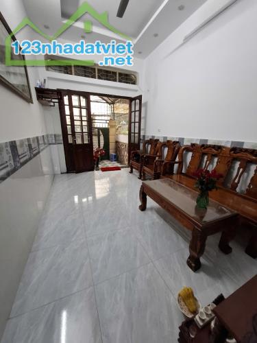 Bán nhà TT Văn Điển 83m² 2 t dân xây  ô tô đỗ cửa, tặng nội thất  6.3 tỷ