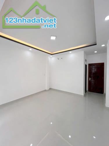 Nhà mới 2 tầng sát chợ Rạch Ông đường Nguyễn Thị Tần P2Q8 - 2