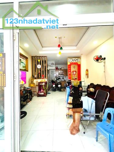 MẶT TIỀN KINH DOANH -  BÌNH TÂN ĐƯỜNG 8M CÓ LỀ - 42M2- 3 TẦNG - NHỈNH 4 TỶ .  + Hàng xóm c - 1