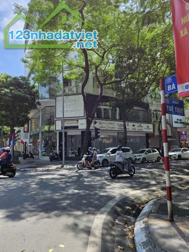 cho thuê showroom 2 tầng góc ngã tư Bà Triêu - Tuệ Tĩnh. Mặt tiền 25m - 3