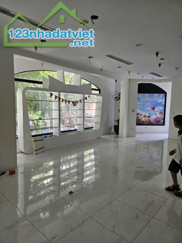 cho thuê showroom 2 tầng góc ngã tư Bà Triêu - Tuệ Tĩnh. Mặt tiền 25m - 1