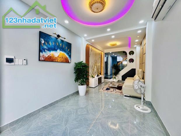 NHÀ NGAY CHỢ BÀ CHIỂU GIÁP QUẬN 1, HẺM XE HƠI 38M2, 4 TẦNG, 4PN, FULL NỘI THẤT, NHỈNH 6 TỶ - 4