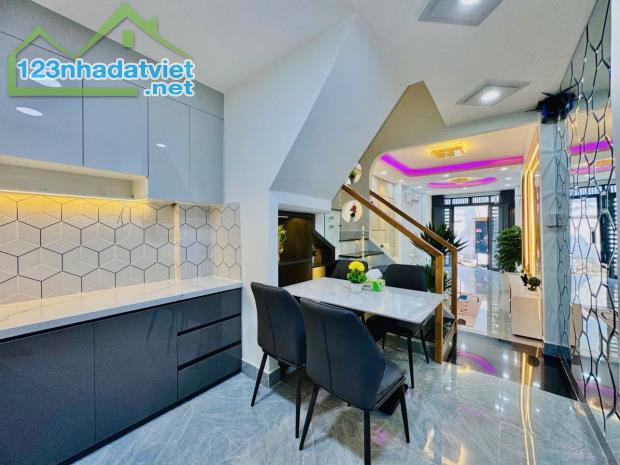 NHÀ NGAY CHỢ BÀ CHIỂU GIÁP QUẬN 1, HẺM XE HƠI 38M2, 4 TẦNG, 4PN, FULL NỘI THẤT, NHỈNH 6 TỶ - 3