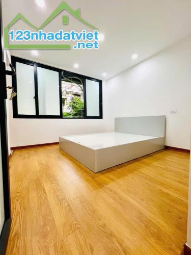 Cực Hiếm! Bán tập thể Chùa Bộc, Đống Đa, 100m2, 3 ngủ, 2 vệ sinh, nhà siêu đẹp thoáng