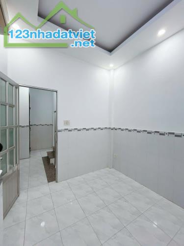 Sát mặt tiền hẻm xe hơi Q4
Ngang 6 Dài 3,65m 
Đúc bê tông 4 tấm 

HƠN 2,7 TỶ Q4 - 4