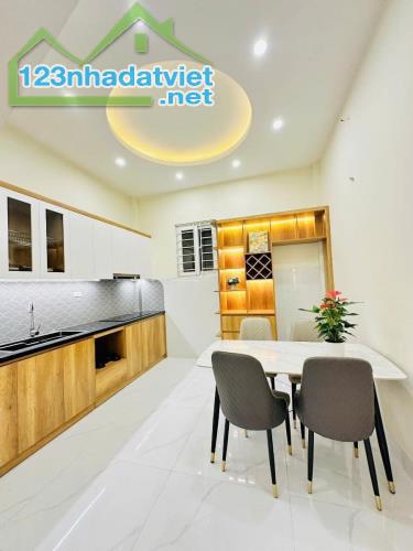 BÀN NHÀ KIM MÃ - 73M2 X 3T -8.8 TỶ-HÀNG HIẾM-NỞ HẬU-KINH DOANH SẦM UẤT - 4