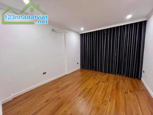 BÁN GẤP NHÀ TỨ HIỆP 40M2 5 TẦNG HIỆN ĐẠI 4,8 TỈ MỚI KING KONG