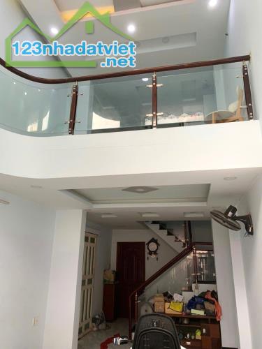 Bán nhà mới xây 4 x 16m, 3 tầng lầu + ST, Dương Bá Trạc P1-Q8