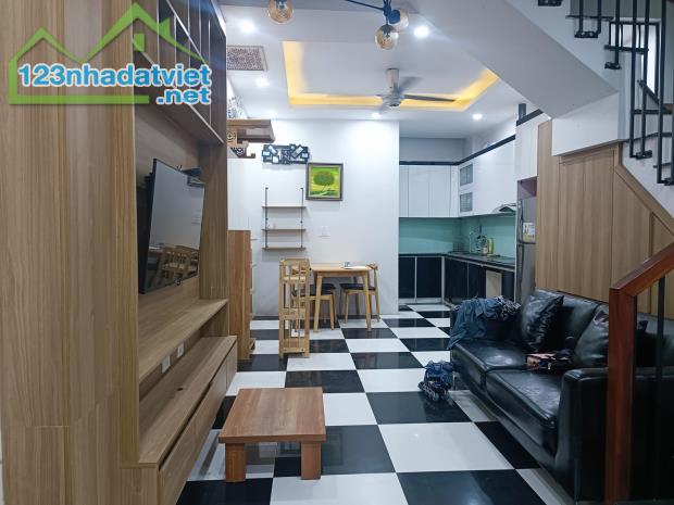 Nhà dân xây 3 tầng, đầy đủ nội thất tại Tây Mỗ, gần Vinhomes - Thiết kế 3 phòng ngủ, 4đ