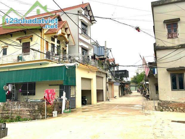 Hơn 1,1xxtr có ngay mảnh tại Tốt Động- Chương Mỹ - Hà Nội.
- DT : 57,7m²
- Đường trước - 2