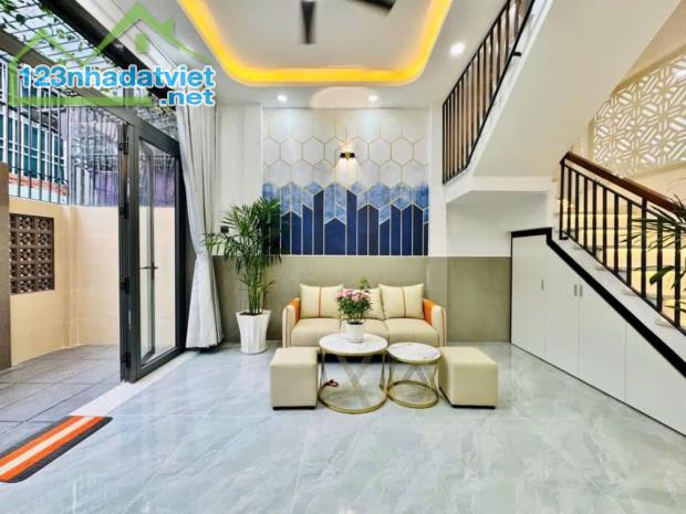 Kẹt tiền bán gấp nhà đường Kỳ Đồng, Quận 3 . Giá 2 tỷ 990. Còn Thương lượng.  - Vị trí : N - 1