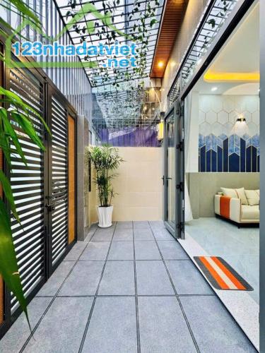 Kẹt tiền bán gấp nhà đường Kỳ Đồng, Quận 3 . Giá 2 tỷ 990. Còn Thương lượng.  - Vị trí : N - 2