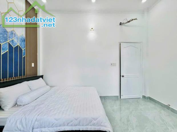 Kẹt tiền bán gấp nhà đường Kỳ Đồng, Quận 3 . Giá 2 tỷ 990. Còn Thương lượng.  - Vị trí : N - 4