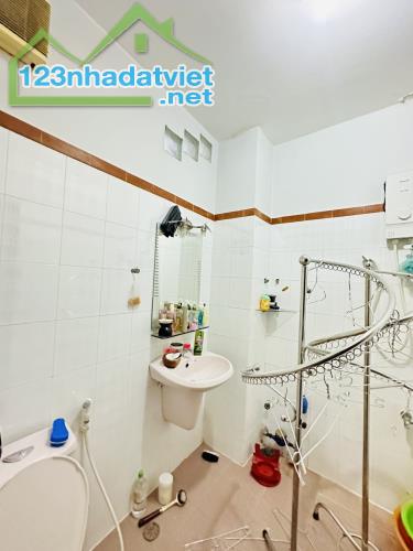 Nhà CMT8 quận 3 DT 50m2 ,5 tầng hẻm thông nhỉnh 8ty