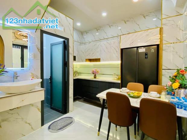 Kẹt tiền bán gấp nhà đường Nguyễn Hiền. Quận 3 . Giá 2 tỷ 990, hẻm ô tô, 1 sẹc - 2