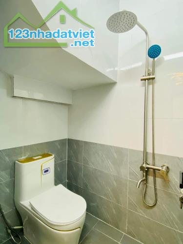 Kẹt tiền bán gấp nhà đường Nguyễn Hiền. Quận 3 . Giá 2 tỷ 990, hẻm ô tô, 1 sẹc - 1