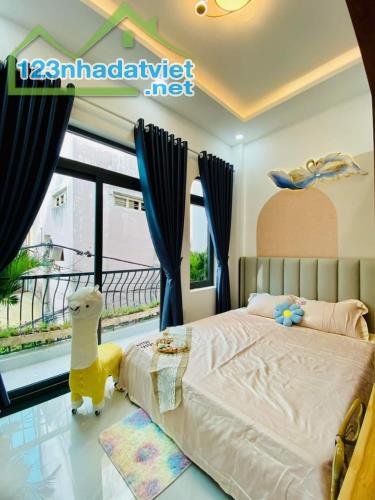 Kẹt tiền bán gấp nhà đường Nguyễn Hiền. Quận 3 . Giá 2 tỷ 990, hẻm ô tô, 1 sẹc