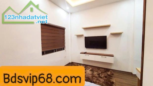 Bán nhà thuộc phố Giáp Nhất, lô góc, ngõ nông ô tô đỗ cửa 43m2 mặt tiền 4.5m giá 9.6 tỷ - 1