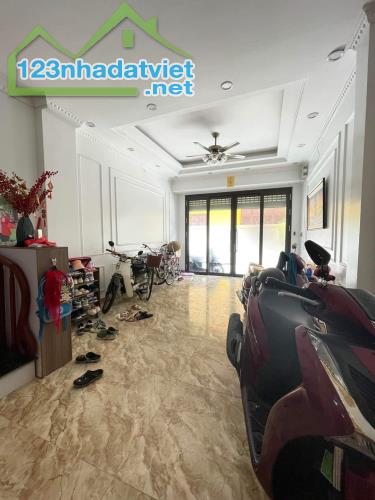 BÁN NHÀ: HOÀNG ĐẠO THÀNH -THANH XUÂN.           Dt:38/40m2 x 6tx4.1m.mt -