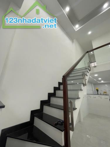 BÌNH TÂN - NHÀ MỚI -SỔ VUÔNG A4- KHÔNG LỘ GIỚI -40M2- 2TẦNG CHỈ 3,35 TỶ.  -Hẻm xe hơi 5m, - 3