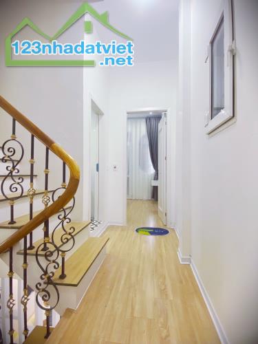 RẺ MÀ ĐẸP! Bán nhà Đê La Thành 32m2 x 4 tầng, mặt tiền 3.72m, full nội thất đẹp ở ngay! - 2