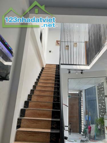 Nhà mặt tiền 1 lầu  1 trệt 3 tỷ/70m2, sân ô tô - 3