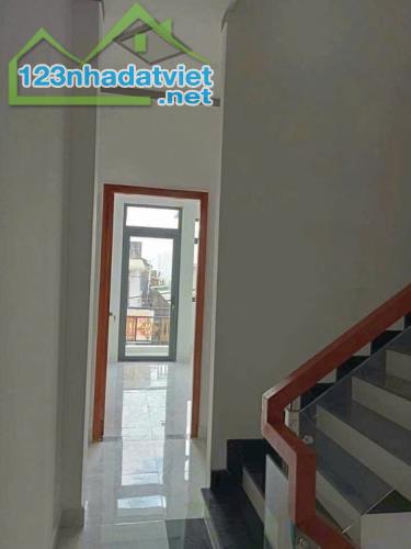 Nhà mới xây 2 lầu  1 trệt 2.8 tỷ/73 m2,đường thông, sân ô tô  7 chỗ - 3