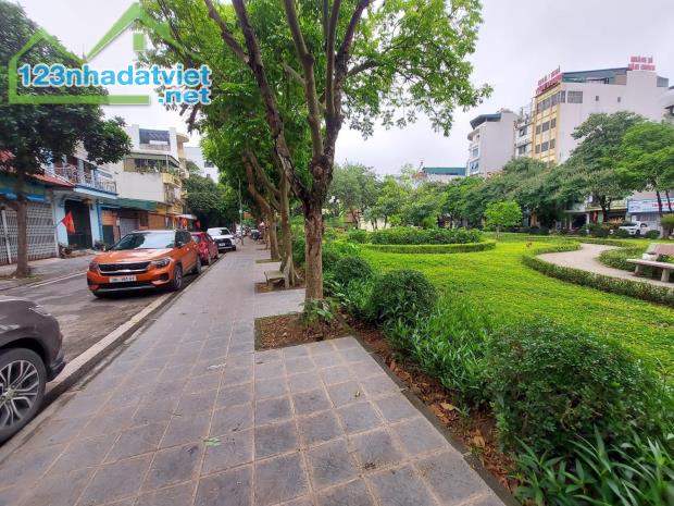 Bán ĐẤT Cổ Linh, Phố Trạm, Long Biên, 55m², MT5m, ôtô tránh, vỉa hè, view Vườn Hoa, KD