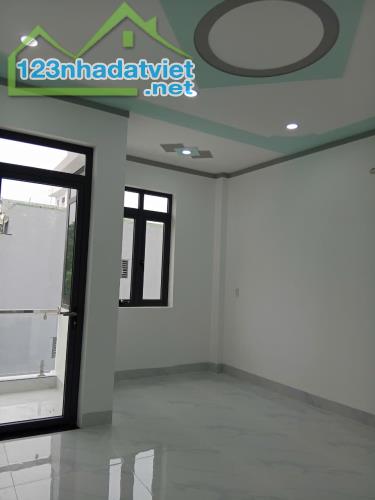 Nhà 1 lầu  1 trệt mới xây  2.85 tỷ/76 m2, đừơng nhựa 7 m, 3 phòng ngủ - 1