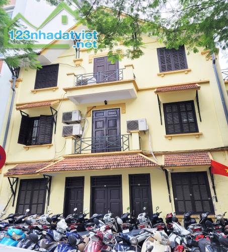 Bán Nhà Mặt Phố Nguyễn Biểu, Ba Đình DT 268m2 x 4T, MT:11m, Giá Rẻ.