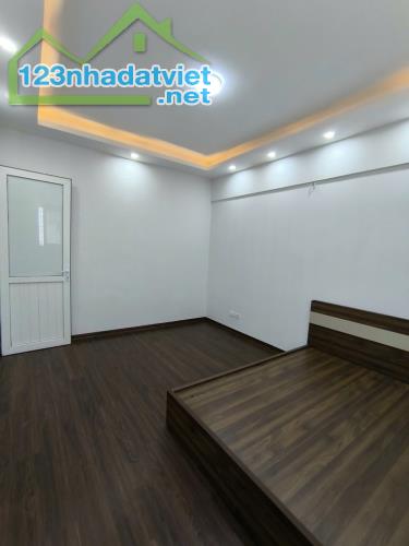 Căn hộ cạnh hồ Đền Lừ 2, DT 54m 2PN. Tặng nội thất. Để ô tô thoải mái sân chung - 2