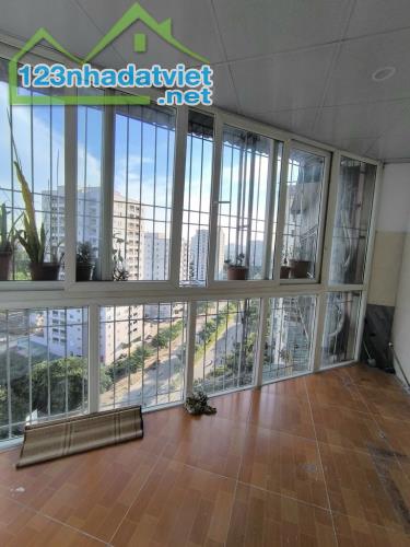 Căn hộ cạnh hồ Đền Lừ 2, DT 54m 2PN. Tặng nội thất. Để ô tô thoải mái sân chung
