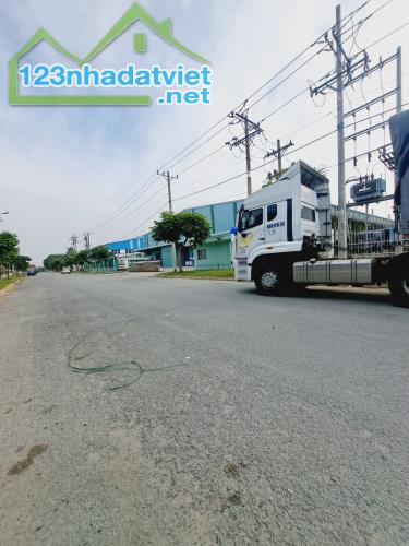 Bán nhà xưởng trong KCN Nhị Xuân Hóc Môn, TP.HCM. Diện tích 14.757 m² (140x105) giá 135 tỷ