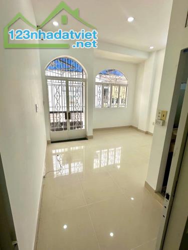 NHÀ NGAY TRƯỜNG HỌC ÂU DƯƠNG LÂN, DT 40M2, HẺM XE HƠI, 0902493390 - 3