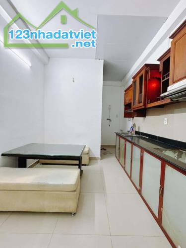 Cần tiền gấp bán nhà Đoàn Văn Bơ phường 13 quận 4 chỉ hơn 3 tỏi